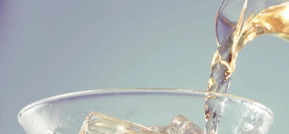 坐定了，坐定了。坐下来，终于看到时间的踪迹。尽管「我们本就截取于时间」，我们讲，周四晚是一周里适合前置的美妙时刻。但，看到时间不断被赋予意义，切割成一个一个又一个时机，我们突然在想——太早和太迟，有没有可能都是一种谬论？